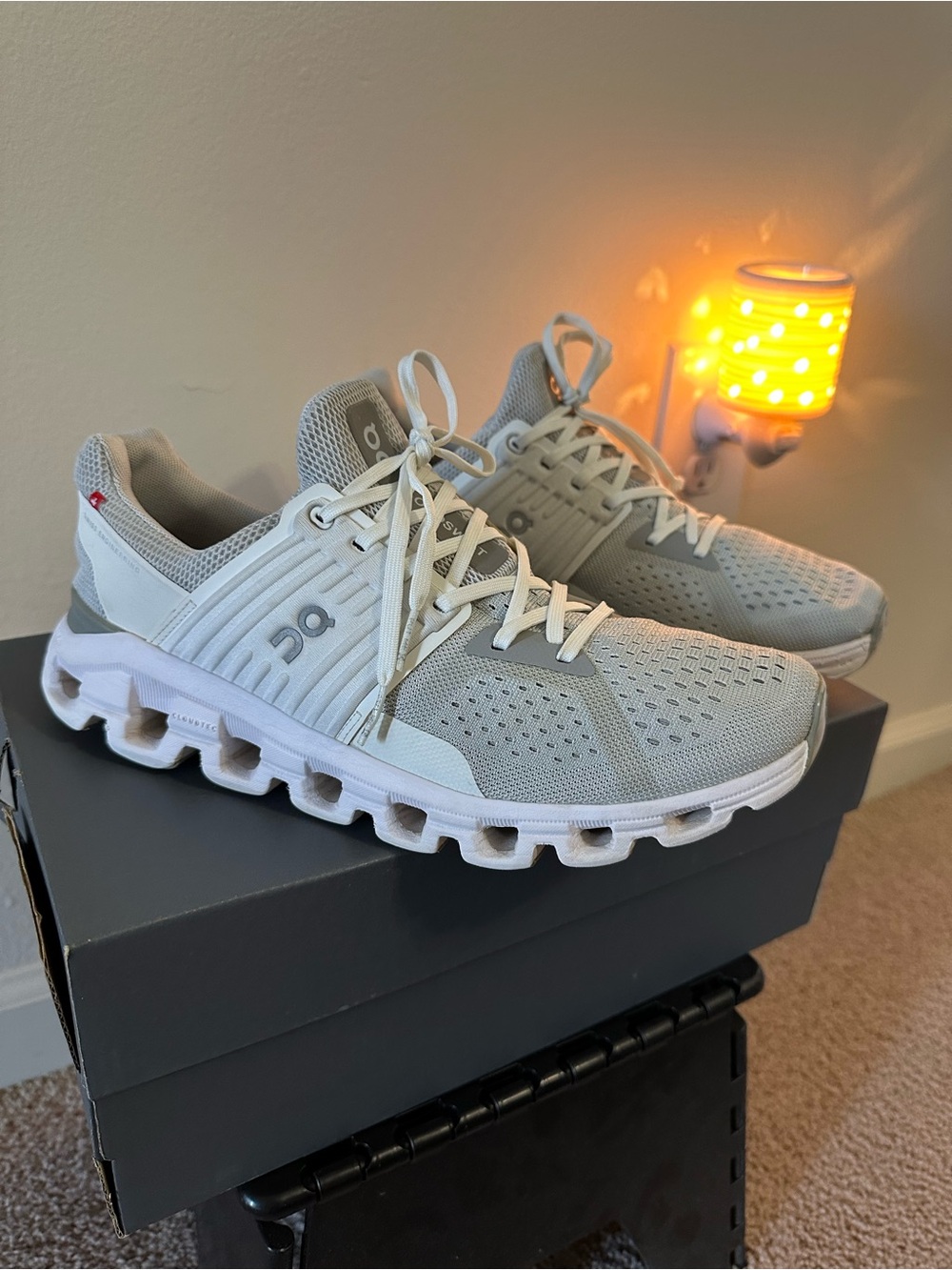 On Cloudswift Sneakers in Light Gray and White Size W9